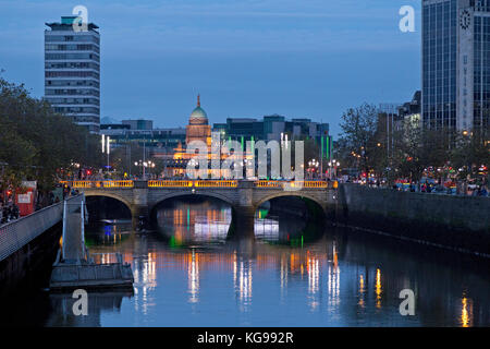 Fiume Liffey con O'Connell Bridge e Custom House, Dublino, Irlanda Foto Stock