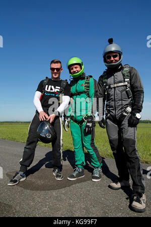 Skydiving Freefly team si appresta a bordo dell'aeromobile. È divertente essere jumping insieme da 12'500 piedi di altitudine. Foto Stock