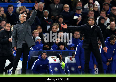 Il manager del Manchester United, Jose Mourinho (a sinistra) e il manager del Chelsea, Antonio Conte (a destra), si fermano sulla linea di contatto durante la partita della Premier League a Stamford Bridge, Londra. Foto Stock