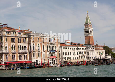 Città di Venezia Italia. pittoresca vista sul bacino di San Marco, con il campanile di San Marco chiesa in background. Foto Stock