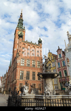 Vista la fontana di Nettuno, Municipio principale e altri edifici antichi a lungo Market street (long lane) presso le principali città (città vecchia) in Gdansk, Polonia. Foto Stock