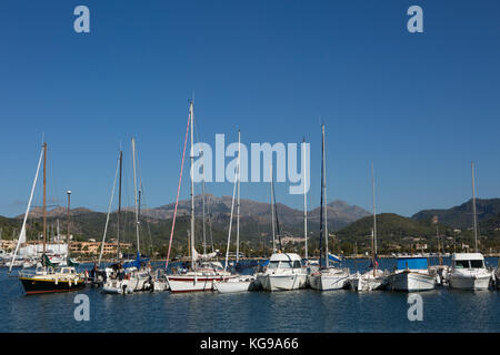 Barche a vela ormeggiate al porto, montagne sullo sfondo, Port d'Andratx, Maiorca, Isole Baleari, Foto Stock