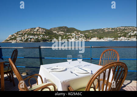 Sedie e tavoli vuoti al ristorante vicino porto, Andratx, Alcudia, Maiorca, Isole Baleari, Spagna. Foto Stock