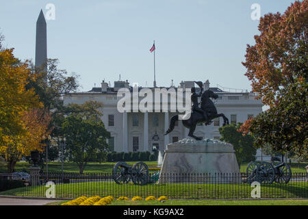 La Casa Bianca è vista la mattina della partenza del presidente Donald Trump per un viaggio di 12 giorni, 5 nazioni in Asia, venerdì 3 novembre 2017. Foto Stock