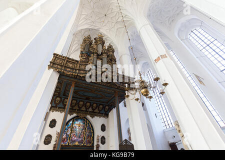 Chiesa barocca organo a canne presso la basilica vuota dell'Assunzione della Beata Vergine Maria (anche noto come ST. Chiesa di Maria) in Gdansk, Polonia. Foto Stock
