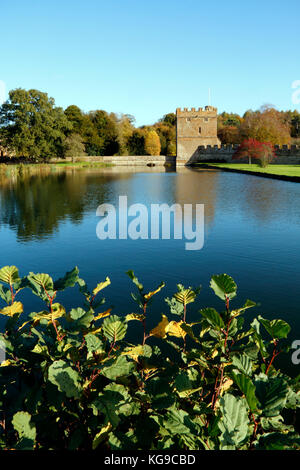 In autunno gli alberi in terreni di Castello di Broughton vicino a Banbury, Oxfordshire Foto Stock