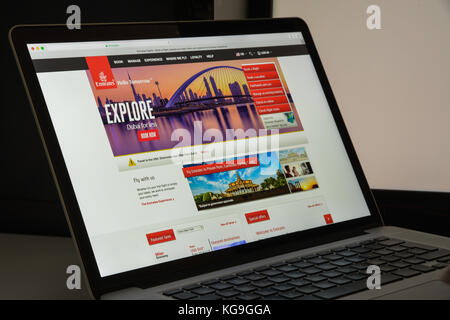 Milano, Italia - 10 agosto 2017: Homepage del sito web Emirates Flights. È una compagnia aerea con sede a Dubai, negli Emirati Arabi Uniti. Logo Emirates Air Lines visi Foto Stock