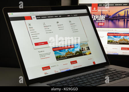 Milano, Italia - 10 agosto 2017: Homepage del sito web Emirates Flights. È una compagnia aerea con sede a Dubai, negli Emirati Arabi Uniti. Logo Emirates Air Lines visi Foto Stock