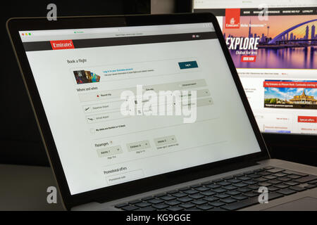 Milano, Italia - 10 agosto 2017: Homepage del sito web Emirates Flights. È una compagnia aerea con sede a Dubai, negli Emirati Arabi Uniti. Logo Emirates Air Lines visi Foto Stock