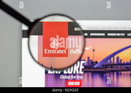 Milano, Italia - 10 agosto 2017: Homepage del sito web Emirates Flights. È una compagnia aerea con sede a Dubai, negli Emirati Arabi Uniti. Logo Emirates Air Lines visi Foto Stock