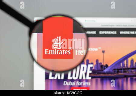 Milano, Italia - 10 agosto 2017: Homepage del sito web Emirates Flights. È una compagnia aerea con sede a Dubai, negli Emirati Arabi Uniti. Logo Emirates Air Lines visi Foto Stock