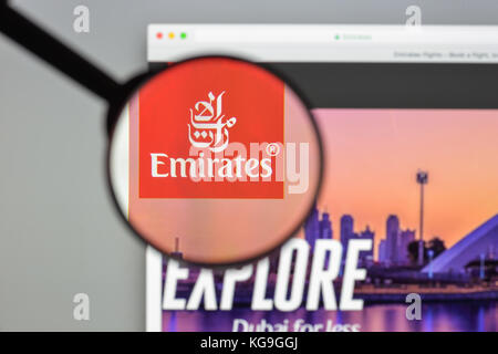 Milano, Italia - 10 agosto 2017: Homepage del sito web Emirates Flights. È una compagnia aerea con sede a Dubai, negli Emirati Arabi Uniti. Logo Emirates Air Lines visi Foto Stock