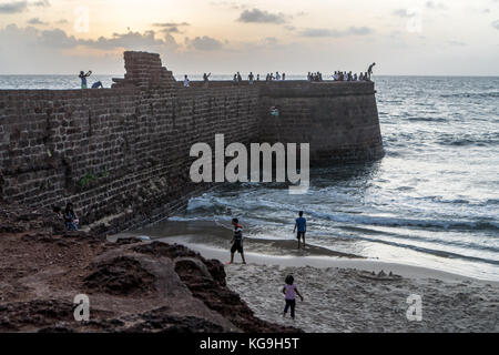 Pier sulla spiaggia, fort Aguada Foto Stock