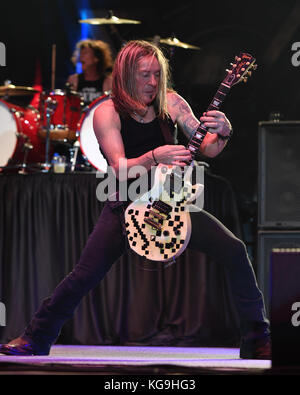 Miami, Florida, Stati Uniti. 04th novembre 2017. Vince Neil si esibisce al Magic City Casino il 4 novembre 2017 a Miami, Florida. Credito: Mpi04/Media Punch/Alamy Live News Foto Stock