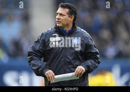 Rostock, Germania. 5 novembre 2017. Formatore Alois Schwartz (KSC). GES/ Fussball/ 3. Liga: Hansa Rostock - Karlsruher SC, 05.11.2017 |Use Worldwide Credit: dpa/Alamy Live News Foto Stock