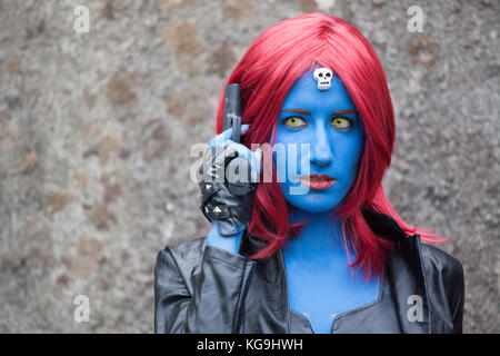 Ritratto di cosplayer ragazza in costume Harley Quinn sullo sfondo luci  della città di notte. Cosplay Foto stock - Alamy