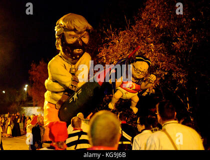 Lewes, Regno Unito. 4th Nov 2017. Effigie di Donald Trump con 'Little Rocket Man' Kim Jong-un a Lewes Bonfire notte 2017 credito: Scott Hortop/Alamy Live News Foto Stock