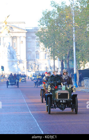 Londra, Regno Unito. 5 Novembre, 2017. Un 1904 Swift biposto (proprietario: Robert Salomone) guidando lungo il Mall, il centro di Londra, durante l annuale Bonhams Londra a Brighton Veteran Car Run. 454 pre-1905 fabbricati veicoli hanno preso parte a questo anno di esecuzione che avviene ogni prima domenica del mese di novembre e commemora l'Emancipazione originale esecuzione del 14 novembre 1896. Credito: Michael Preston/Alamy Live News Foto Stock