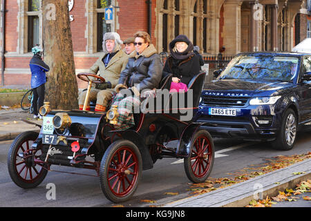 Londra, Regno Unito. 5 Novembre, 2017. Un 1904 Cadillac Tonneau (proprietario: Nigel Batchelor) guidando attraverso il Westminster, Londra centrale, durante l annuale Bonhams Londra a Brighton Veteran Car Run. 454 pre-1905 fabbricati veicoli hanno preso parte a questo anno di esecuzione che avviene ogni prima domenica del mese di novembre e commemora l'Emancipazione originale esecuzione del 14 novembre 1896. Credito: Michael Preston/Alamy Live News Foto Stock