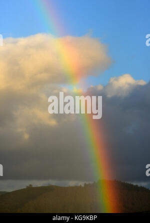 Cambrian Mountains, Wales, Regno Unito. 5 Novembre, 2017. Meteo REGNO UNITO - Bright rainbow appare al di sopra del Cambriano montagne vicino Aberystwyth, Wales, Regno Unito come perturbazioni atmosferiche continua attraverso la UK Credit: John Gilbey/Alamy Live News Foto Stock