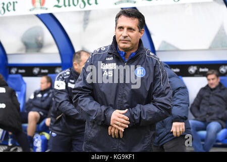 Rostock, Germania. 5 novembre 2017. Formatore Alois Schwartz (KSC). GES/ Fussball/ 3. Liga: Hansa Rostock - Karlsruher SC, 05.11.2017 |Use Worldwide Credit: dpa/Alamy Live News Foto Stock