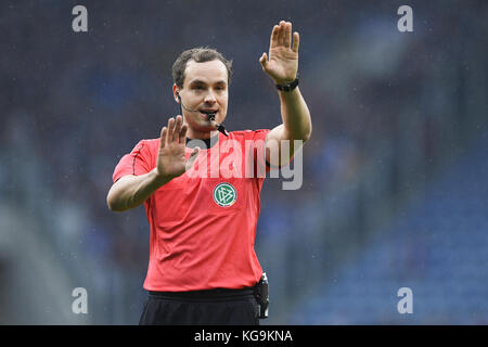 Rostock, Germania. 5 novembre 2017. Arbitro Jonas Weickenmeier GES/ Fussball/ 3. Liga: Hansa Rostock - Karlsruher SC, 05.11.2017 |Use Worldwide Credit: dpa/Alamy Live News Foto Stock