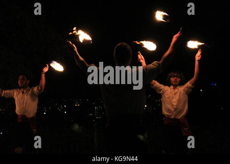 Notte dei falò weekend celebrazioni: kingsman danza del fuoco tradizionali di Guy Fawkes presso il Cumberland arms pub & fuochi d'artificio da ouseburn stadium. newcastle upon tyne, Novembre 5th. davidwhinham/alamylive Foto Stock