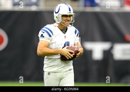 Houston, Texas, Stati Uniti d'America. 5 Novembre, 2017. Indianapolis Colts kicker Adam Vinatieri (4) prima di un'NFL stagione regolare il gioco tra la Houston Texans e Indianapolis Colts a NRG Stadium di Houston, TX il 5 novembre 2017. Credito: Erik Williams/ZUMA filo/Alamy Live News Foto Stock