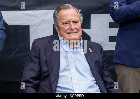 Houston, TX, Stati Uniti d'America. 5 Novembre, 2017. Ex Presidente degli Stati Uniti George H. W. Bush orologi l'azione durante il secondo trimestre di NFL di una partita di calcio tra la Houston Texans e Indianapolis Colts a NRG Stadium di Houston, TX. Trask Smith/CSM/Alamy Live News Foto Stock