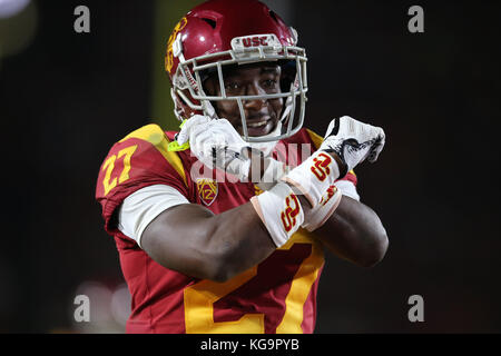 4 novembre 2017 - Los Angeles, CA, US - 4 Novembre 2017: USC Trojans cornerback Ajene Harris (27) festeggia dopo aver eseguito un arresto difensivo ma viene contrassegnata per eccessiva celebrazione dando Arizona una prima verso il basso nel gioco tra l'Arizona Wildcats e l'USC Trojans, il Los Angeles Memorial Coliseum di Los Angeles, CA. Peter Joneleit (credito Immagine: © Peter Joneleit via ZUMA filo) Foto Stock