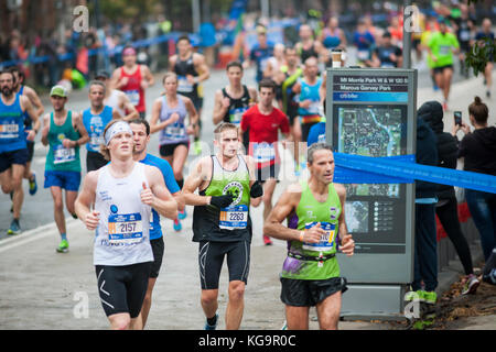 New york, Stati Uniti d'America. 05 nov, 2017. I corridori passano attraverso harlem in new york vicino al 22 mile mark vicino a mount morris Park domenica 5 novembre 2017 nel 47th annuale di tcs new york city marathon. circa 50.000 corridori provenienti da oltre 120 paesi sono attesi per competere in gara, la più grande del mondo di maratona. ( © richard b. levine) Credito: Richard levine/alamy live news Foto Stock