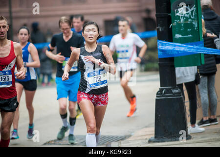 New york, Stati Uniti d'America. 05 nov, 2017. I corridori passano attraverso harlem in new york vicino al 22 mile mark vicino a mount morris Park domenica 5 novembre 2017 nel 47th annuale di tcs new york city marathon. circa 50.000 corridori provenienti da oltre 120 paesi sono attesi per competere in gara, la più grande del mondo di maratona. ( © richard b. levine) Credito: Richard levine/alamy live news Foto Stock