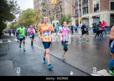 New york, Stati Uniti d'America. 05 nov, 2017. I corridori passano attraverso harlem in new york vicino al 22 mile mark vicino a mount morris Park domenica 5 novembre 2017 nel 47th annuale di tcs new york city marathon. circa 50.000 corridori provenienti da oltre 120 paesi sono attesi per competere in gara, la più grande del mondo di maratona. ( © richard b. levine) Credito: Richard levine/alamy live news Foto Stock