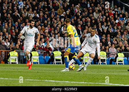 Dani Castellano (23) UD Las Palmas il lettore. Jose I. Fernandez Iglesias (6) del Real Madrid in player.Cristiano Ronaldo dos Santos (7) del Real Madrid in player. La Liga tra Real Madrid vs UD Las Palmas al Santiago Bernabeu di Madrid in Spagna, 5 novembre 2017 . Credito: Gtres Información más Comuniación on line, S.L./Alamy Live News Foto Stock