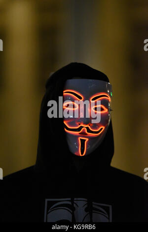 Maschera di milioni di marzo Londra da anonimo per i senza voce. Gli attivisti indossavano V per Vendetta maschere stesso stile di Guy Fawkes di polvere da sparo Plot fama come un attacco al parlamento. Riuniti in Trafalgar Square e hanno marciato sul Parlamento europeo Foto Stock