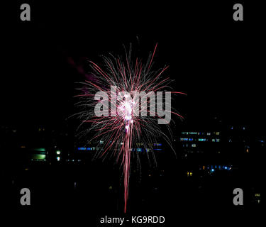 Aberystwyth, UK. 5 novembre, 2017. aberystwyth la tavola rotonda i fuochi d'artificio 2017 credit: Kristian bond/alamy live news Foto Stock