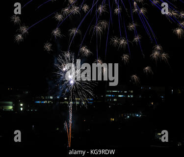 Aberystwyth, UK. 5 novembre, 2017. aberystwyth la tavola rotonda i fuochi d'artificio 2017 credit: Kristian bond/alamy live news Foto Stock