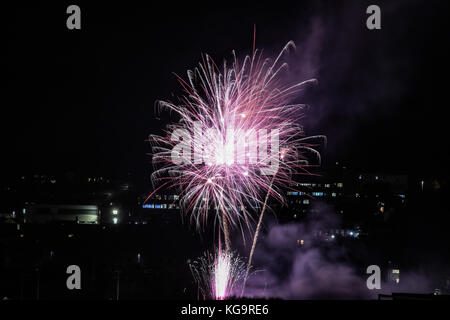 Aberystwyth, UK. 5 novembre, 2017. aberystwyth la tavola rotonda i fuochi d'artificio 2017 credit: Kristian bond/alamy live news Foto Stock