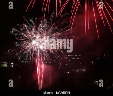 Aberystwyth, UK. 5 novembre, 2017. aberystwyth la tavola rotonda i fuochi d'artificio 2017 credit: Kristian bond/alamy live news Foto Stock