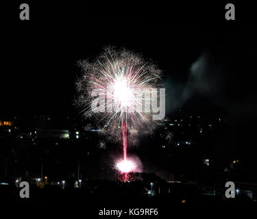 Aberystwyth, UK. 5 novembre, 2017. aberystwyth la tavola rotonda i fuochi d'artificio 2017 credit: Kristian bond/alamy live news Foto Stock