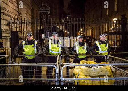 Londra, Regno Unito. 5 Novembre, 2017. A poche centinaia di governo anti-manifestanti e altri attivisti raccogliere in Trafalgar Square su Guy Fawkes notte per l'annuale "Maschera illion Marzo" in segno di protesta contro il governo di corruzione e altre questioni politiche. Indossare maschere, il mese di marzo ha iniziato a Trafalgar Square prima di passare vicino a Downing Street e sul verso Westminster's gli edifici del Parlamento europeo con alcuni manifestanti si scontrano con il Metropolita poliziotti in tenuta da sommossa. © Guy Corbishley/Alamy Live News Foto Stock