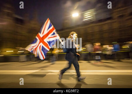 Londra, Regno Unito. 5 Novembre, 2017. A poche centinaia di governo anti-manifestanti e altri attivisti raccogliere in Trafalgar Square su Guy Fawkes notte per l'annuale "Maschera illion Marzo" in segno di protesta contro il governo di corruzione e altre questioni politiche. Indossare maschere, il mese di marzo ha iniziato a Trafalgar Square prima di passare vicino a Downing Street e sul verso Westminster's gli edifici del Parlamento europeo con alcuni manifestanti si scontrano con il Metropolita poliziotti in tenuta da sommossa. © Guy Corbishley/Alamy Live News Foto Stock