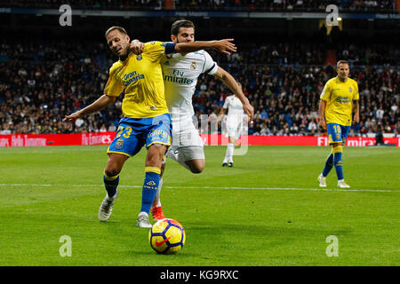 Dani Castellano (23) UD Las Palmas il lettore. Jose I. Fernandez Iglesias (6) del Real Madrid in player. La Liga tra Real Madrid vs UD Las Palmas al Santiago Bernabeu di Madrid in Spagna, 5 novembre 2017 . Credito: Gtres Información más Comuniación on line, S.L./Alamy Live News Foto Stock