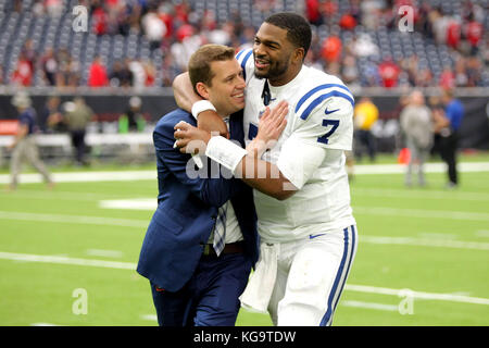 Houston, Texas, Stati Uniti d'America. 5 Novembre, 2017. Indianapolis Colts quarterback Jacoby Brissett (7) celebra con un team ufficiale seguendo i Colts' 20-14 win over Houston a NRG Stadium di Houston, TX il 5 novembre 2017. Credito: Erik Williams/ZUMA filo/Alamy Live News Foto Stock