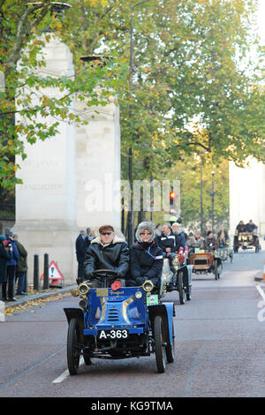 Londra, Regno Unito. 5 Novembre, 2017. Un 1903 Peugeot biposto (proprietario: Dr Ken macellaio) guidando attraverso il memoriale del Commonwealth di cancelli, Londra centrale, durante l annuale Bonhams Londra a Brighton Veteran Car Run. 454 pre-1905 fabbricati veicoli hanno preso parte a questo anno di esecuzione che avviene ogni prima domenica del mese di novembre e commemora l'Emancipazione originale esecuzione del 14 novembre 1896. Credito: Michael Preston/Alamy Live News Foto Stock