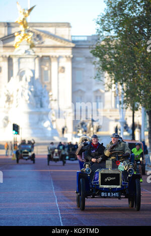 Londra, Regno Unito. 5 Novembre, 2017. Un 1904 Autocar Tonneau (proprietario: Alexander Schroeder-Frerkes) guidando lungo il Mall, il centro di Londra, durante l annuale Bonhams Londra a Brighton Veteran Car Run. 454 pre-1905 fabbricati veicoli hanno preso parte a questo anno di esecuzione che avviene ogni prima domenica del mese di novembre e commemora l'Emancipazione originale esecuzione del 14 novembre 1896. Credito: Michael Preston/Alamy Live News Foto Stock