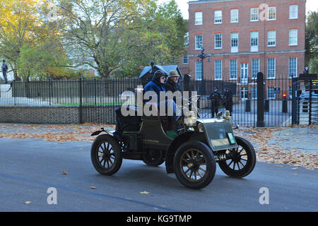 Londra, Regno Unito. 5 Novembre, 2017. Un 1904 Knox utilitaria (proprietario: Nigel paura) guida passato a Downing Street, Londra centrale, durante l annuale Bonhams Londra a Brighton Veteran Car Run. 454 pre-1905 fabbricati veicoli hanno preso parte a questo anno di esecuzione che avviene ogni prima domenica del mese di novembre e commemora l'Emancipazione originale esecuzione del 14 novembre 1896. Credito: Michael Preston/Alamy Live News Foto Stock