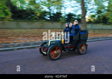 Londra, Regno Unito. 5 Novembre, 2017. Un 1904 freno Peugeot Tonneau (proprietario: L'avventura Peugeot) la guida lungo la Constitution Hill, Londra centrale, durante l annuale Bonhams Londra a Brighton Veteran Car Run. 454 pre-1905 fabbricati veicoli hanno preso parte a questo anno di esecuzione che avviene ogni prima domenica del mese di novembre e commemora l'Emancipazione originale esecuzione del 14 novembre 1896. Credito: Michael Preston/Alamy Live News Foto Stock