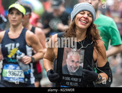 New York, Stati Uniti. 5th novembre 2017. I corridori impaduano la Fifth Avenue durante la maratona di New York City. Credit: Enrique Shore/Alamy Live News Foto Stock