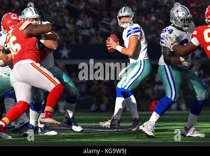 Novembre 05, 2017: Dallas Cowboys quarterback Dak Prescott #4 nel primo trimestre durante un'NFL partita di calcio tra i Kansas City Chiefs e Dallas Cowboys di AT&T Stadium di Arlington, TX Albert Pena/CSM Foto Stock